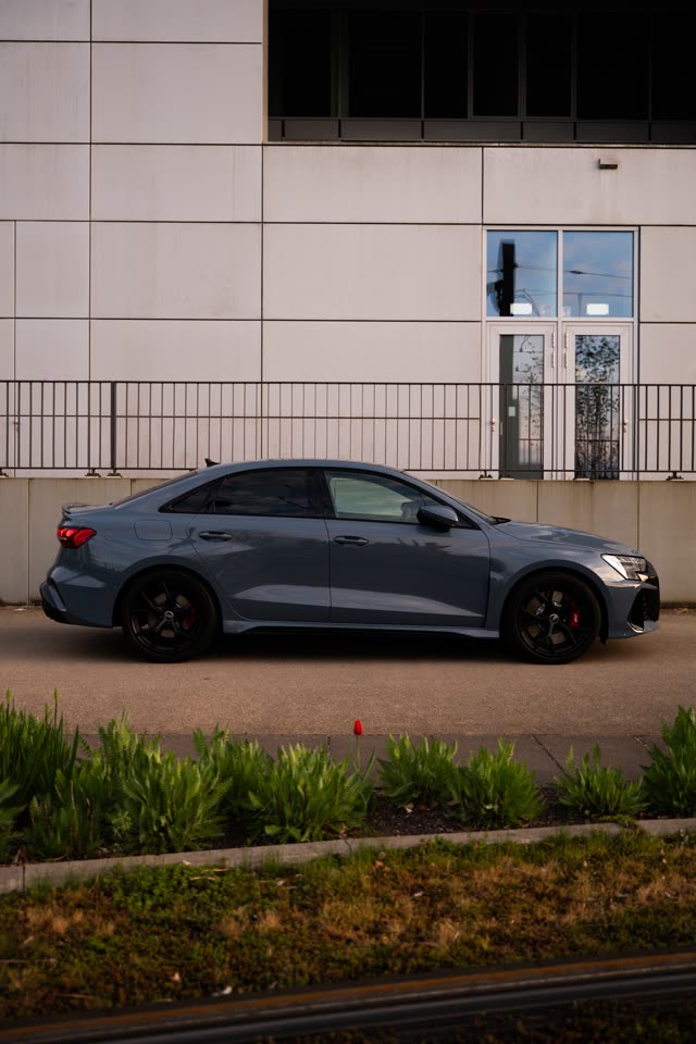 Audi RS3 seitlich vor hellem Gebäude