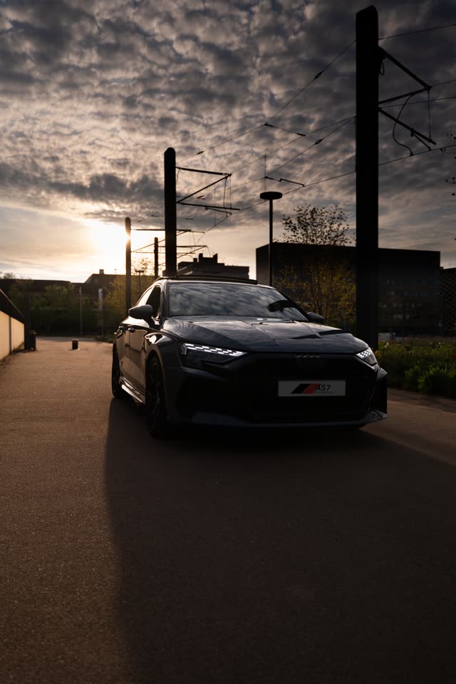 Audi RS3 frontal unter bewölktem Himmel