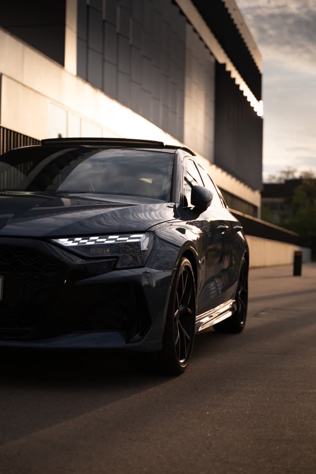 Audi RS3 seitlich an der Betonwand