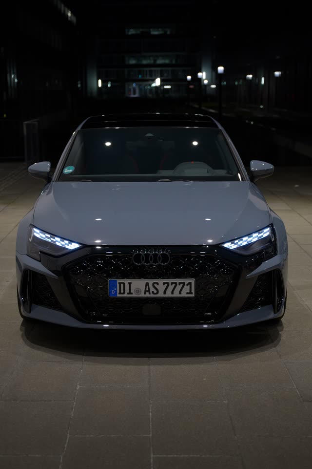 Audi RS3 Frontansicht bei Nacht