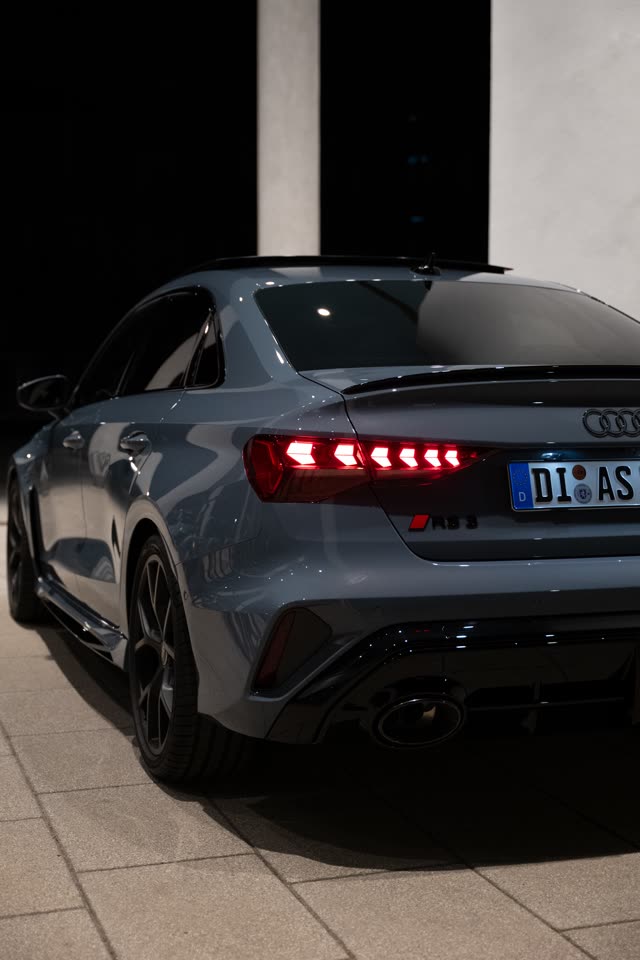Audi RS3 schräg von hinten bei Nacht